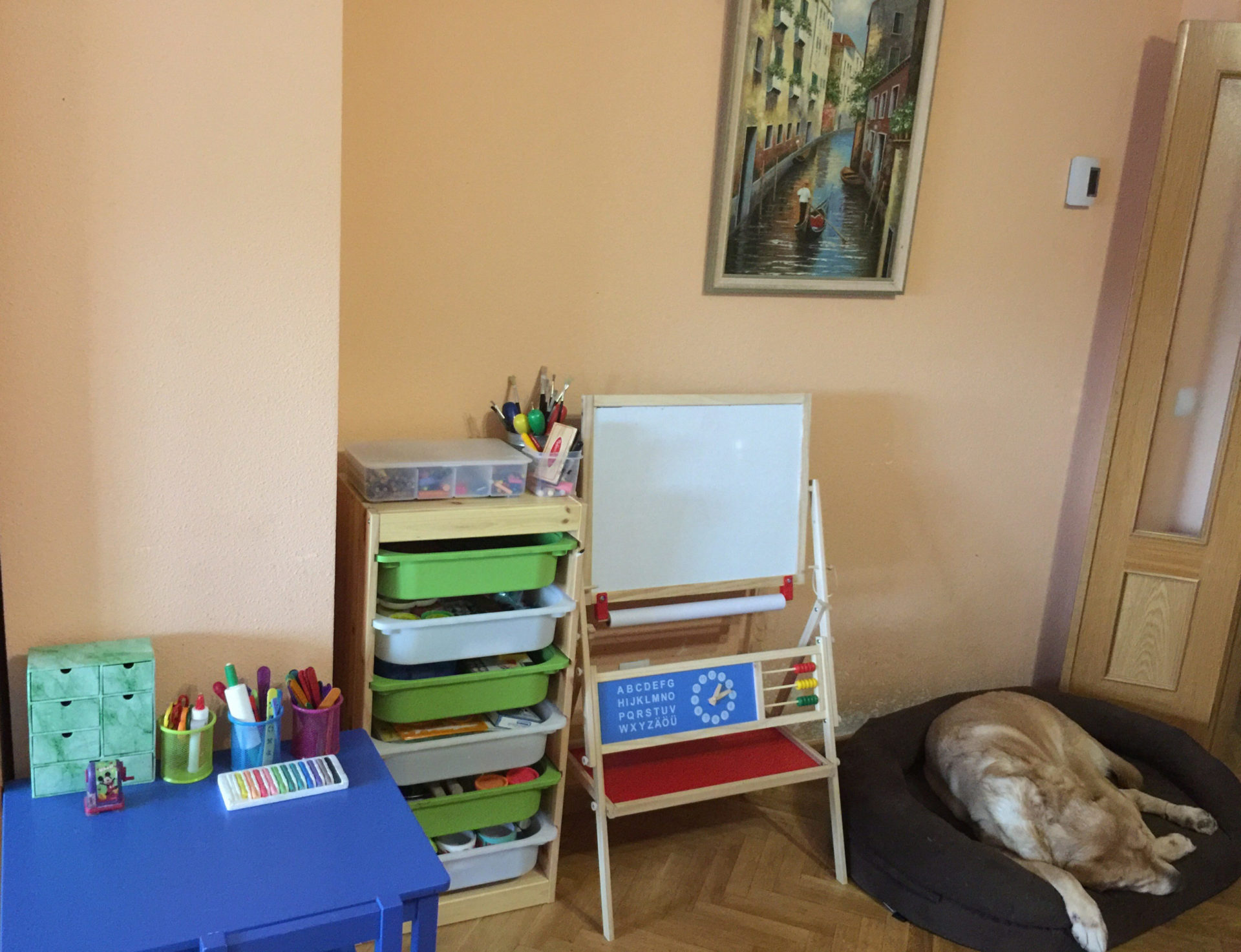 espacio de artes en casa para niños de 3 a 6 años
