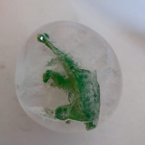 dinosaurio en huevo de hielo