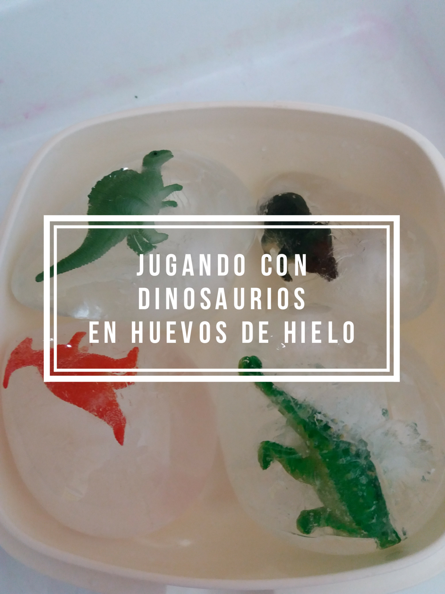 Jugando con dinosaurios en huevos de hielo - Nuestros momentos Montessori