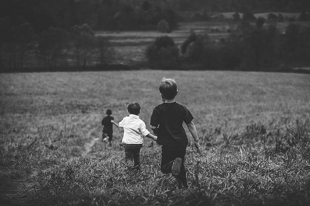 niños corriendo en el campo